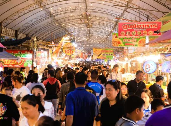 ลพบุรี – คึกคักนักท่องเที่ยวประชาชนล้นหลาม ในงานเทศกาลกระท้อนหวานของดีเมืองลพบุรี