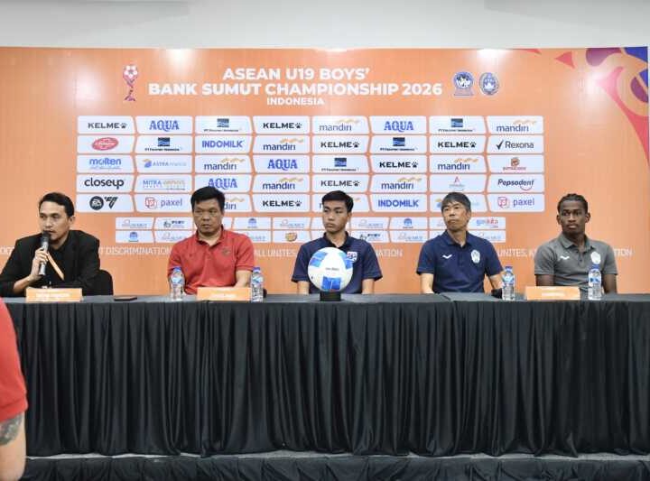 “จักรพันธ์ ปั่นปี” และ “พิชญะ คงศรี” แถลงข่าวก่อนการแข่งขันฟุตบอล ASEAN U19 Boys’ Championship 2026 รอบรองชนะเลิศ