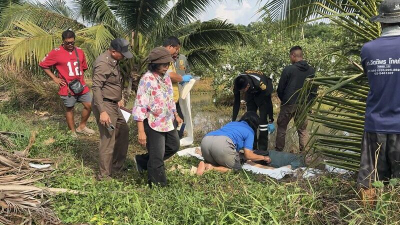 ปทุมธานี – คุณตาวัย 92 ป่วยหลงลืมพลัดตกร่องสวนดับลูกสาวหาไม่เจอจุดธูปเปิดทางก่อนพบร่าง