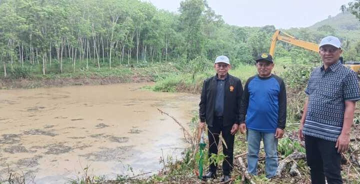 ชุมพร – ​วิกฤตน้ำกินน้ำใช้ ชาวบ้านงาช้างระทม​ อบจ.ชุมพร จับมือ อบต.สองพี่น้อง พลิกฟื้นฝายร้าง “เขาสามยอด” ฝ่าวิกฤตภัยแล้ง เซฟ 200 หลังคาเรือน!