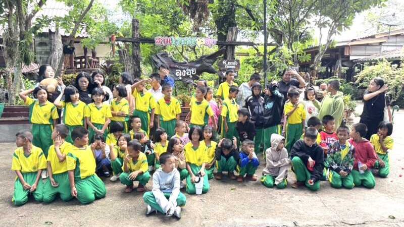 กำแพงเพชร – เปิดห้องเรียนกลางสวนผลไม้! นักเรียนบ้านหนองกรด 60 ชีวิต เรียนรู้วิถีเกษตร สืบสานภูมิปัญญาชุมชนสระแก้ว”