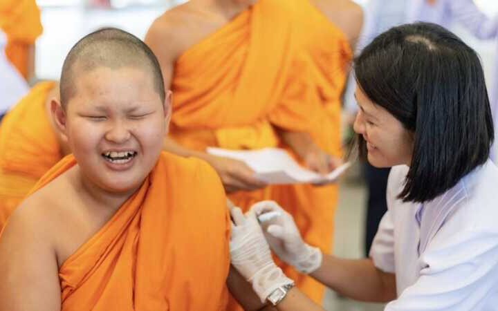 ปทุมธานี – เสริมภูมิคุ้มกันพระภิกษุและสามเณรวัดพระธรรมกาย รับวัคซีนไข้หวัดใหญ่กว่า 500 รูป