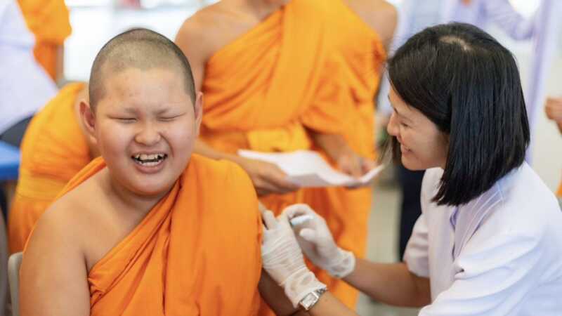 ปทุมธานี – เสริมภูมิคุ้มกันพระภิกษุและสามเณรวัดพระธรรมกาย รับวัคซีนไข้หวัดใหญ่กว่า 500 รูป
