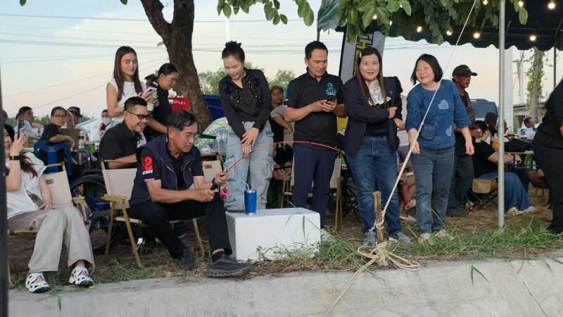 ปทุมธานี – นายกแจ๊ส ปลื้ม มหกรรมตกกุ้ง-ปลา คลอง 13 หนองเสือ ครั้งที่ 2 คนทะลักแน่นตลิ่ง