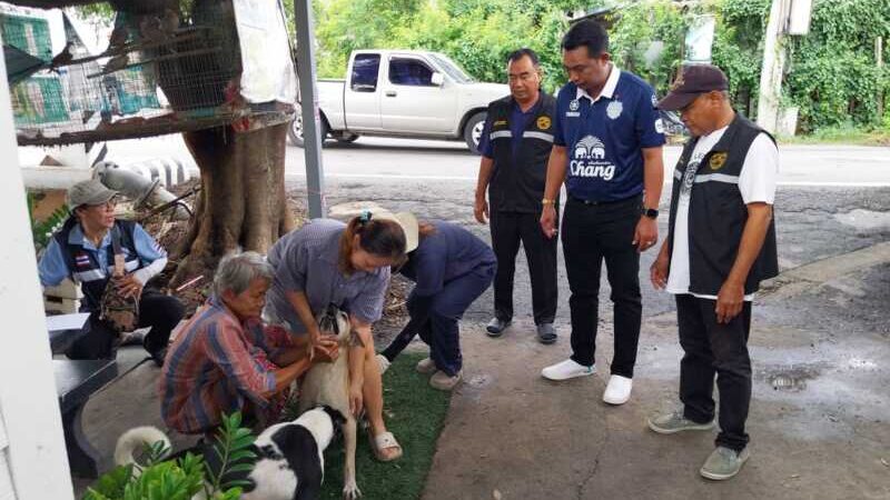 ปทุมธานี – ลุยล้างบางพิษสุนัขบ้าปศุสัตว์ อบต.คูบางหลวงปูพรมฉีดวัคซีนหมาแมวพื้นที่ไข่แดง