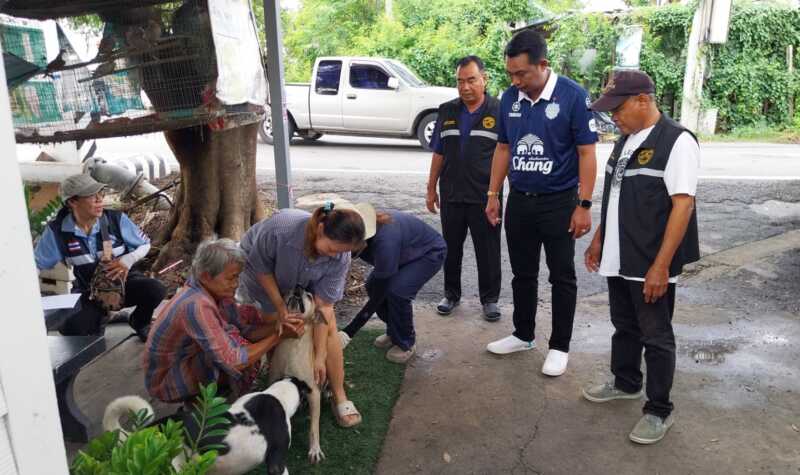 ปทุมธานี – ลุยล้างบางพิษสุนัขบ้าปศุสัตว์ อบต.คูบางหลวงปูพรมฉีดวัคซีนหมาแมวพื้นที่ไข่แดง