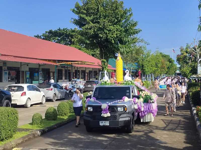โรงเรียนยอแซฟวิทยา จัดขบวนแห่เทียนเข้าพรรษา สืบสานประเพณีไทย นำเครื่องไทยธรรมถวาย 9 วัด ปลูกฝังคุณธรรมเยาวชน
