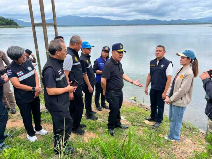 ผู้ว่าฯ ชลบุรีลงพื้นที่ด่วน! สั่งเร่งตรวจสอบกรณีปลาตายอ่างเก็บน้ำบางพระ เก็บตัวอย่างน้ำหาสาเหตุ ย้ำคุณภาพน้ำเบื้องต้นยังปกติ