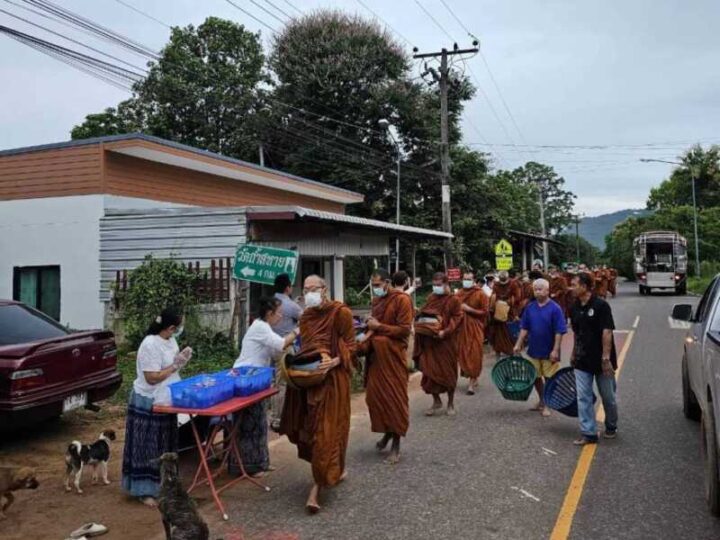 กองบุญโภคทรัพย์ มูลนิธิพุทธภูมิธรรม ร่วมสืบสานประเพณีถวายเทียนพรรษา ณ วัดถ้ำสหาย จังหวัดอุดรธานี น้อมถวายสักการะ “หลวงปู่จันทร์เรียน คุณวโร”
