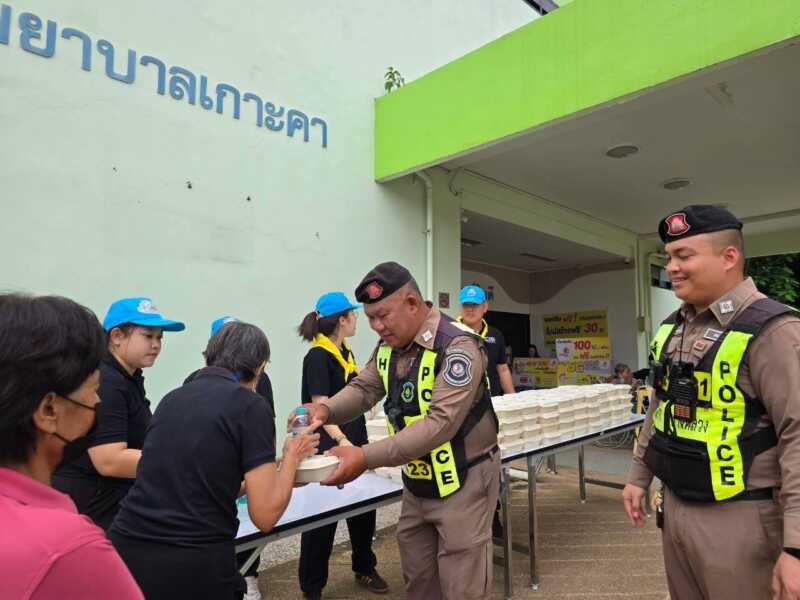 ตำรวจทางหลวงลำปาง จัดกิจกรรมจิตอาสา มอบอาหาร-น้ำดื่ม 250 ชุด แก่ผู้ป่วยและญาติ รพ.เกาะคา