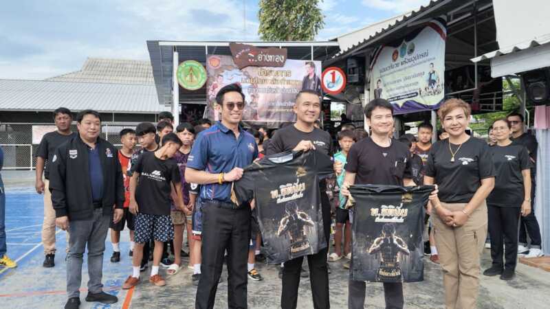 “ภราดร” ควง “กรวีร์” เปิดโครงการ “มวยไทยหลังกำแพง” ดึงครูมวยผู้ต้องขังถ่ายทอดวิชาให้เยาวชนอ่างทอง สร้างภูมิคุ้มกันยาเสพติด