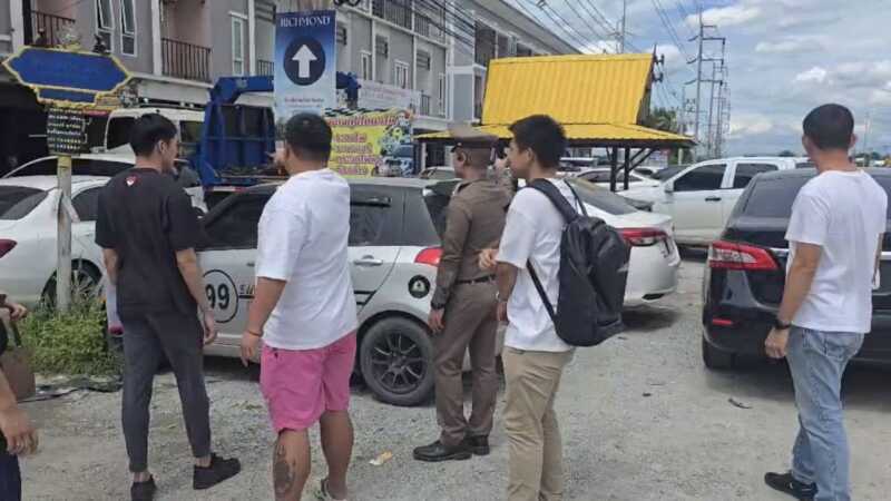 ผกก.สภ.บ้านบึง นำทีมบุกรวบ 2 ชาวจีน ลอบเปิดเต็นท์รถมือสอง พบรถกว่า 19 คัน ดำเนินคดี 3 ข้อหา เตรียมผลักดันส่งกลับประเทศ