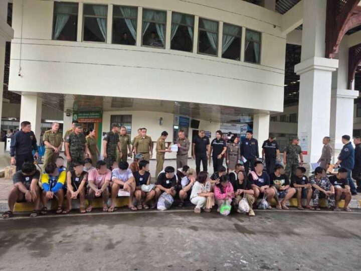 ตม.เชียงแสนร่วมรับคนไทย 24 รายกลับจาก สปป.ลาว เข้ากระบวนการ NRM พบ 2 ผู้ต้องหาตามหมายจับศาล คุมตัวดำเนินคดี