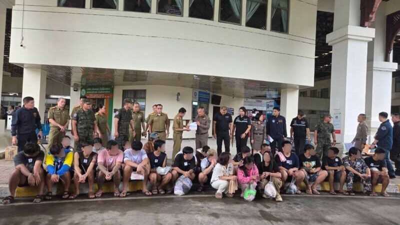 ตม.เชียงแสนร่วมรับคนไทย 24 รายกลับจาก สปป.ลาว เข้ากระบวนการ NRM พบ 2 ผู้ต้องหาตามหมายจับศาล คุมตัวดำเนินคดี