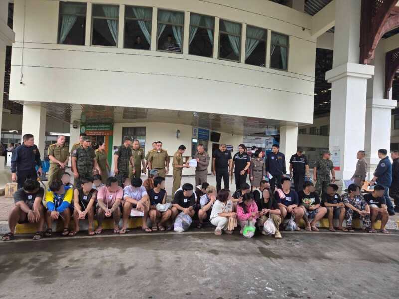 ตม.เชียงแสนร่วมรับคนไทย 24 รายกลับจาก สปป.ลาว เข้ากระบวนการ NRM พบ 2 ผู้ต้องหาตามหมายจับศาล คุมตัวดำเนินคดี