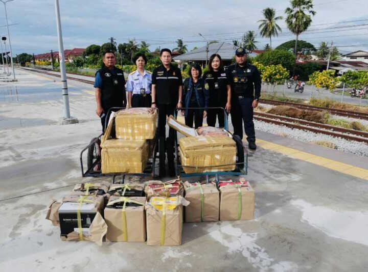 สนธิกำลังบุกตรวจรถไฟสายใต้! ยึดซากหมูป่า 250 กก.-เหล้าเถื่อน 96 ขวด มูลค่ากว่า 3.5 แสนบาท เร่งล่าขบวนการลอบขนเข้ากรุงเทพฯ