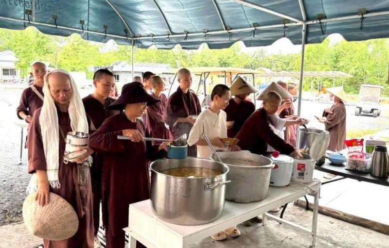สะเทือนใจ!! “วัดร่มโพธิธรรม” ย้ายกลุ่มผู้ปฏิบัติธรรมออกจากพื้นที่พิพาท “วิบากกรรม” หรือ บททดสอบแห่งวิถีปฏิบัติ