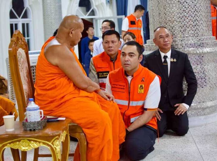 เจเศรษฐ์ ลงพื้นที่โรงพยาบาลมุกดาหาร เยี่ยมให้กำลังใจผู้บาดเจ็บเหตุรถกระบะชนคณะพระธุดงค์