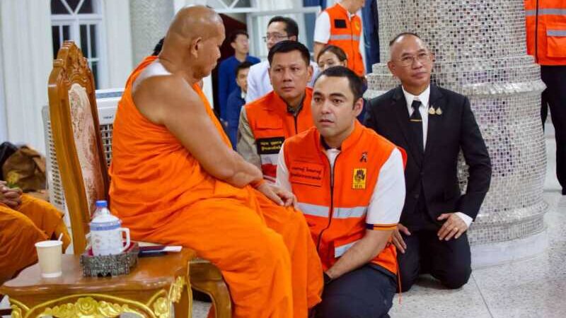 เจเศรษฐ์ ลงพื้นที่โรงพยาบาลมุกดาหาร เยี่ยมให้กำลังใจผู้บาดเจ็บเหตุรถกระบะชนคณะพระธุดงค์