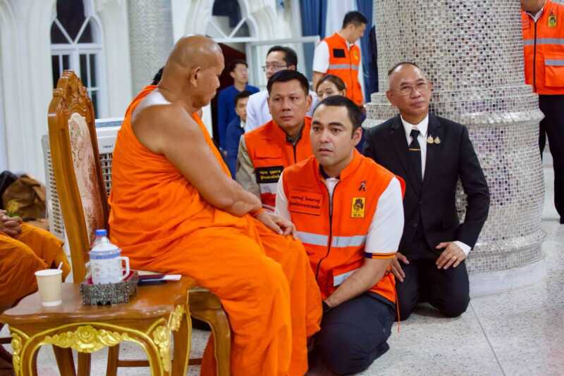 เจเศรษฐ์ ลงพื้นที่โรงพยาบาลมุกดาหาร เยี่ยมให้กำลังใจผู้บาดเจ็บเหตุรถกระบะชนคณะพระธุดงค์