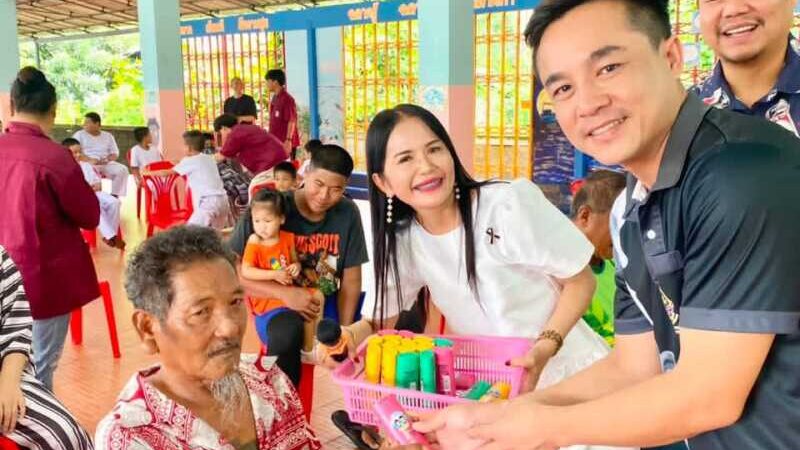 ตราด วิทยาลัยชุมชนตราด นำทีมช่างผมจิตอาสาลงพื้นที่โรงเรียนบ้านตาหนึก บริการตัดผมฟรี ลดค่าครองชีพชุมชน