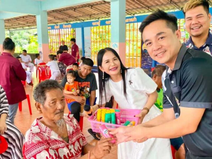 ตราด วิทยาลัยชุมชนตราด นำทีมช่างผมจิตอาสาลงพื้นที่โรงเรียนบ้านตาหนึก บริการตัดผมฟรี ลดค่าครองชีพชุมชน