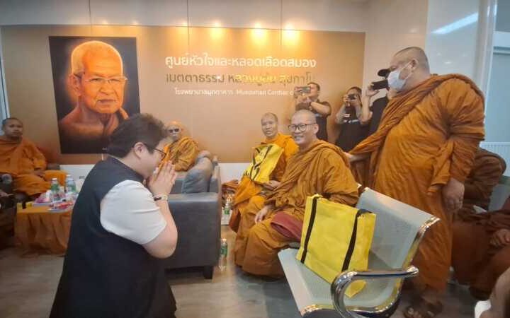 มุกดาหาร รมช ดีอี เยี่ยมให้กำลังใจผู้บาดเจ็บเหตุรถกระบะชนคณะพระธุดงค์