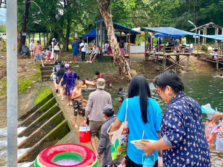 ตราด โชคดีคนคลองใหญ่ อบต.คลองใหญ่ปั้น “แหล่งท่องเที่ยวน้ำตกตาหนึก” แลนด์มาร์กใหม่”ฟื้นแหล่งท่องเที่ยวรับหน้าฝน กระตุ้นเศรษฐกิจชายแดนคลองใหญ่สนับสนุนโดยผู้ใหญ่ใจดี