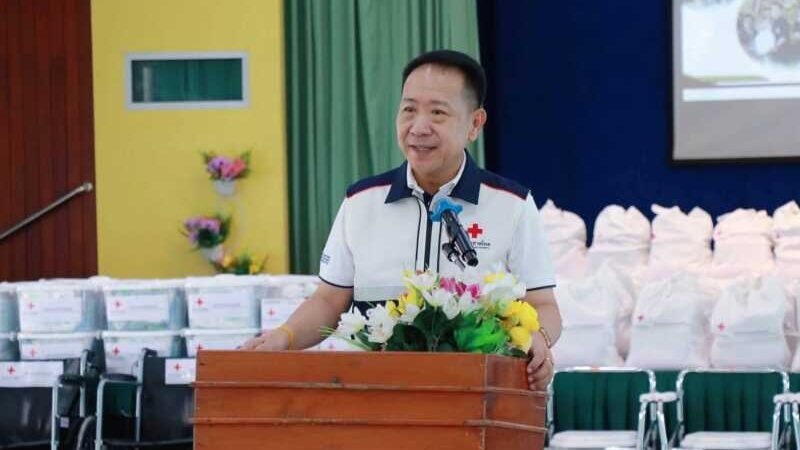 “ผู้ว่าฯ นริศ ชลบุรี” พร้อมนายกเหล่ากาชาดจังหวัดชลบุรี ลงพื้นที่มอบถุงยังชีพและอุปกรณ์ช่วยเหลือ บรรเทาความเดือดร้อนให้ประชาชนผู้ยากไร้ ผู้สูงอายุ และผู้พิการในอำเภอบ้านบึง