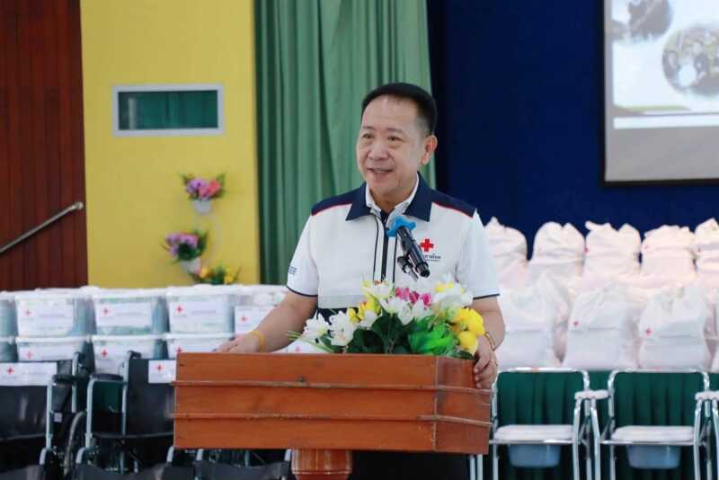 “ผู้ว่าฯ นริศ ชลบุรี” พร้อมนายกเหล่ากาชาดจังหวัดชลบุรี ลงพื้นที่มอบถุงยังชีพและอุปกรณ์ช่วยเหลือ บรรเทาความเดือดร้อนให้ประชาชนผู้ยากไร้ ผู้สูงอายุ และผู้พิการในอำเภอบ้านบึง
