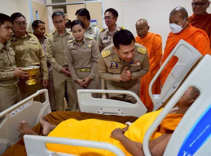 สมเด็จพระสังฆราช โปรดประทานกัปปิยภัณฑ์แก่พระภิกษุอาพาธจากเหตุรถยนต์พุ่งชนคณะพระธุดงค์ จังหวัดมุกดาหาร