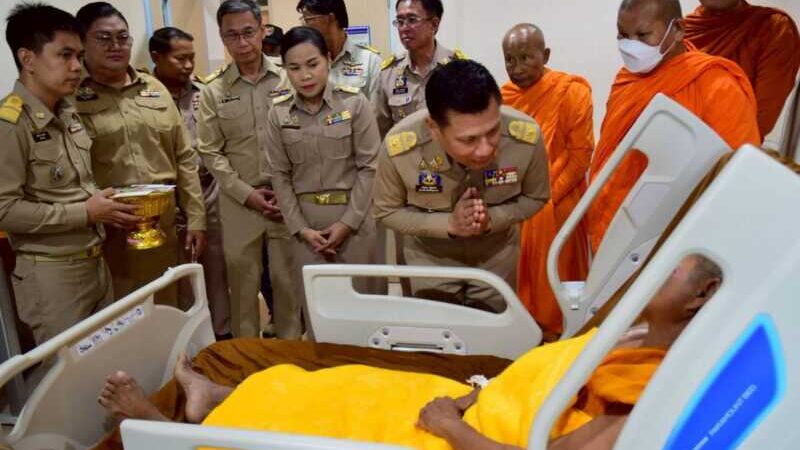 สมเด็จพระสังฆราช โปรดประทานกัปปิยภัณฑ์แก่พระภิกษุอาพาธจากเหตุรถยนต์พุ่งชนคณะพระธุดงค์ จังหวัดมุกดาหาร