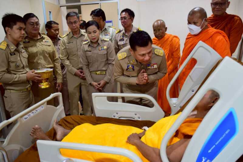 สมเด็จพระสังฆราช โปรดประทานกัปปิยภัณฑ์แก่พระภิกษุอาพาธจากเหตุรถยนต์พุ่งชนคณะพระธุดงค์ จังหวัดมุกดาหาร