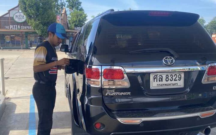 ชาวบ้านขอบคุณรัฐบาลลดราคาน้ำมันลงลิตรละเกือบ 3 บาท แต่ก็ยังวิงวอนให้ลดราคาลงเหมือน ราคาปกติหลังค่าครองชีพยังสูง