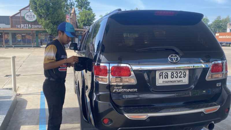 ชาวบ้านขอบคุณรัฐบาลลดราคาน้ำมันลงลิตรละเกือบ 3 บาท แต่ก็ยังวิงวอนให้ลดราคาลงเหมือน ราคาปกติหลังค่าครองชีพยังสูง