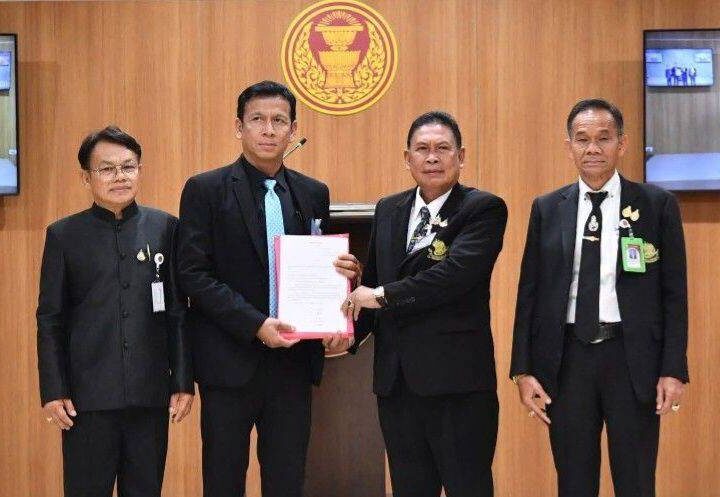 #วัดยื่นหนังสือขอความเป็นธรรม “กรณีบังคับคดีวัดร่มโพธิธรรม” สส.สุรทิน พิจารณ์ รับเรื่อง เตรียมประสานกระทรวงทรัพยากรธรรมชาติฯ หาแนวทางช่วยเหลือ