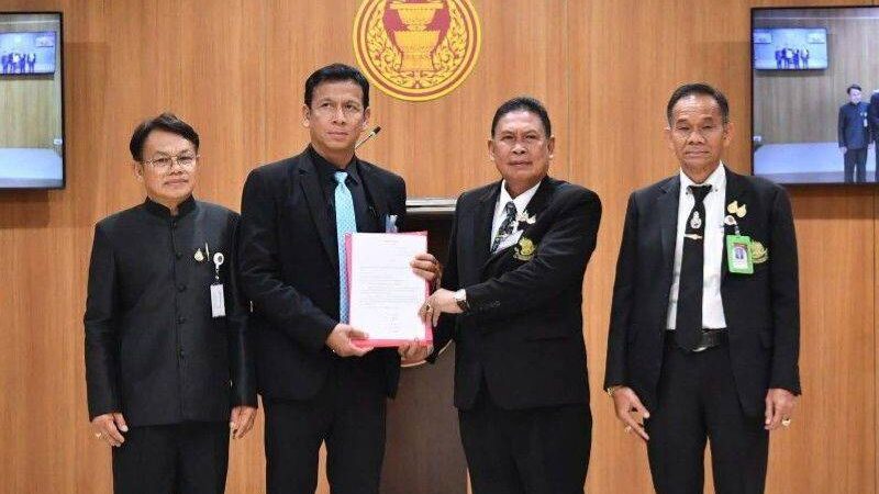 #วัดยื่นหนังสือขอความเป็นธรรม “กรณีบังคับคดีวัดร่มโพธิธรรม” สส.สุรทิน พิจารณ์ รับเรื่อง เตรียมประสานกระทรวงทรัพยากรธรรมชาติฯ หาแนวทางช่วยเหลือ