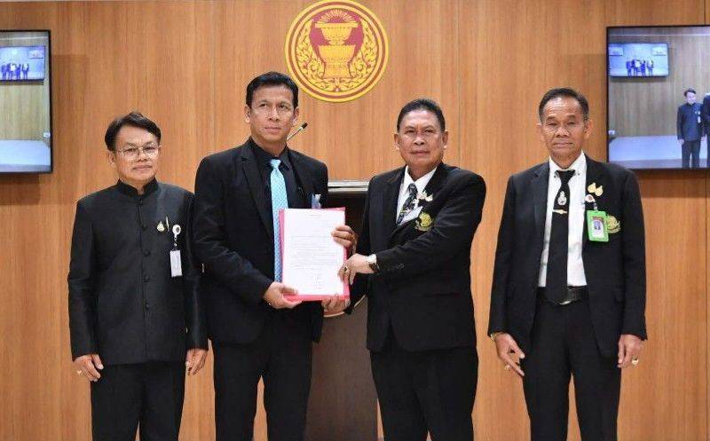 #วัดยื่นหนังสือขอความเป็นธรรม “กรณีบังคับคดีวัดร่มโพธิธรรม” สส.สุรทิน พิจารณ์ รับเรื่อง เตรียมประสานกระทรวงทรัพยากรธรรมชาติฯ หาแนวทางช่วยเหลือ