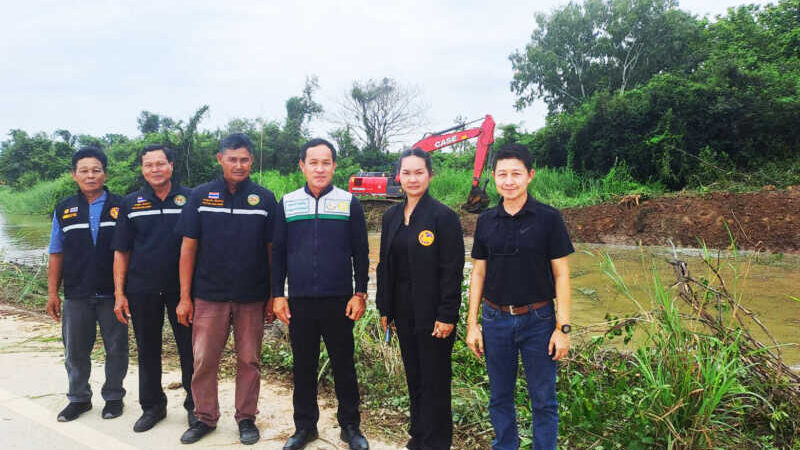 พิษณุโลก รองนายก อบจ.พิษณุโลก นำเครื่องจักรกลช่วยขุดลอกวัชพืชเปิดทางน้ำ เตรียมป้องกันปัญหาน้ำท่วมขังให้ชาว ต.บ่อทอง อ.บางระกำ