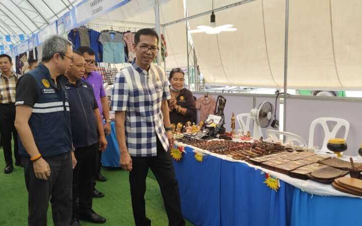 พาณิชย์ ลุยลดค่าครองชีพประชาชน-ช่วยผู้ประกอบการ ยกทัพสินค้าราคาประหยัด พาณิชย์ จัดงาน มหกรรมธงฟ้าขับเคลื่อนเศรษฐกิจภูมิภาค
