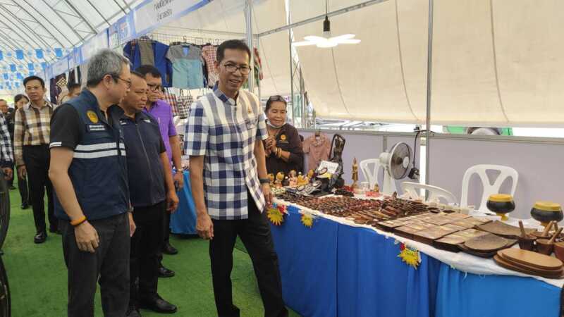 พาณิชย์ ลุยลดค่าครองชีพประชาชน-ช่วยผู้ประกอบการ ยกทัพสินค้าราคาประหยัด พาณิชย์ จัดงาน มหกรรมธงฟ้าขับเคลื่อนเศรษฐกิจภูมิภาค