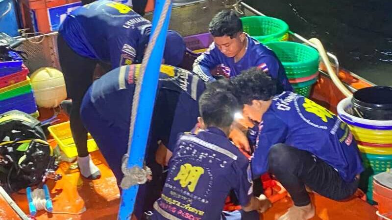 ข่าว❗️ระทึก❗️พายุบาหวี่แผลงฤทธิ์ ซัดเรือประมงล่มหน้าคลองมะขาม ลูกเรือ 3 ชีวิตรอดหวุดหวิด กู้ภัยน็อกกลางทะเล
