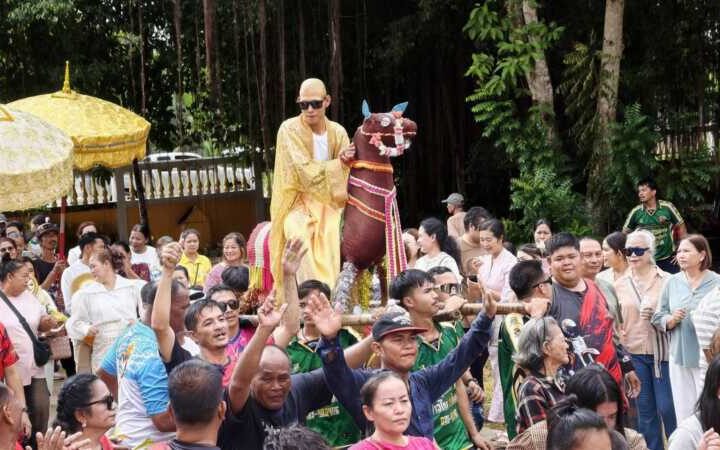 ฮือฮา แห่นาคสุดยิ่งใหญ่ โชว์ม้า 12-16 ขา หนึ่งเดียวในไทย รอบพระอุโบสถวัดเขาไม้แก้ว