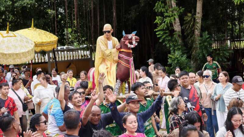 ฮือฮา แห่นาคสุดยิ่งใหญ่ โชว์ม้า 12-16 ขา หนึ่งเดียวในไทย รอบพระอุโบสถวัดเขาไม้แก้ว