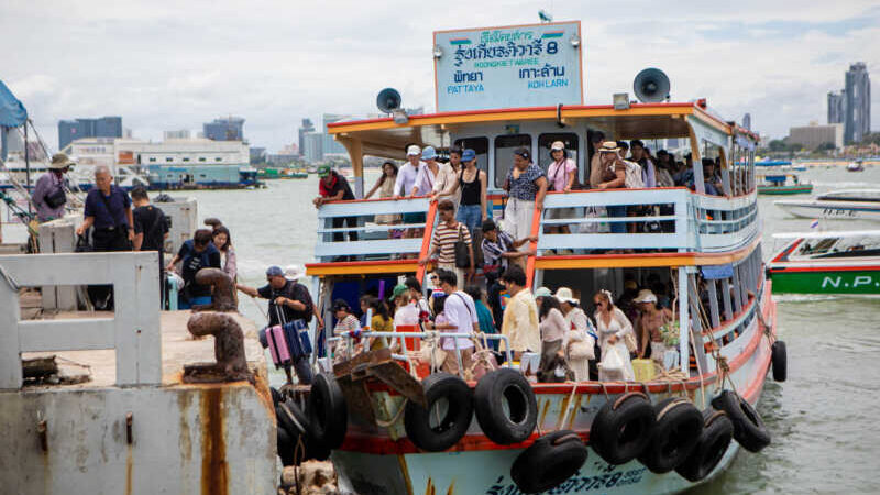 เตือนประชาชนและนักท่องเที่ยว พายุฝน-คลื่นลมแรง ติดตามพยากรณ์อากาศอย่างใกล้ชิด