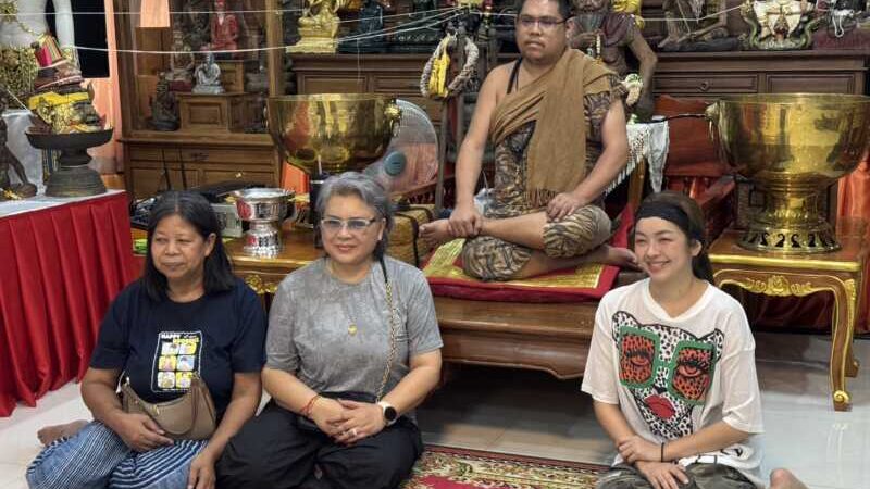 ปทุมธานีคึกคักสองนางเอกลิเกดังถวายข้าวสารฤๅษีเณร แห่ส่องเลขเด็ด
