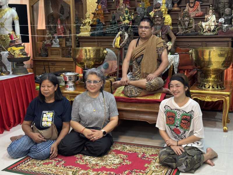 ปทุมธานีคึกคักสองนางเอกลิเกดังถวายข้าวสารฤๅษีเณร แห่ส่องเลขเด็ด