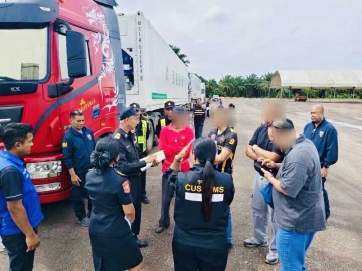 ชุมพร-ขนส่งฯ ลุยสกัดรถบรรทุกจีนวิ่งผิดเส้นทาง! พบจอด 5 คันที่หลังสวน เตรียมเอาผิดตามกฎหมาย