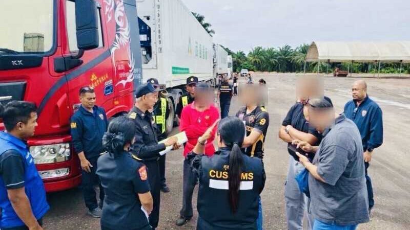 ชุมพร-ขนส่งฯ ลุยสกัดรถบรรทุกจีนวิ่งผิดเส้นทาง! พบจอด 5 คันที่หลังสวน เตรียมเอาผิดตามกฎหมาย