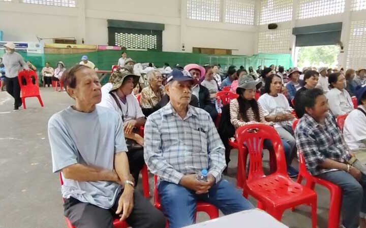 เดือด! ม็อบชาวสวนมะพร้าวเกือบ 400 คนบุกยึดหอประชุมอำเภอบางสะพาน จี้รัฐบาลตอบปมมะพร้าวตกต่ำ ลั่นหากไร้คำตอบพร้อมปักหลักยาวจนกว่าจะได้ข้อยุติ